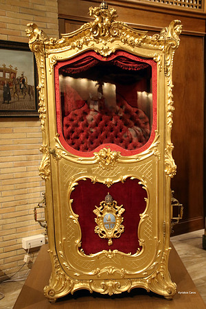 IMGL2306 Pope sedan chair